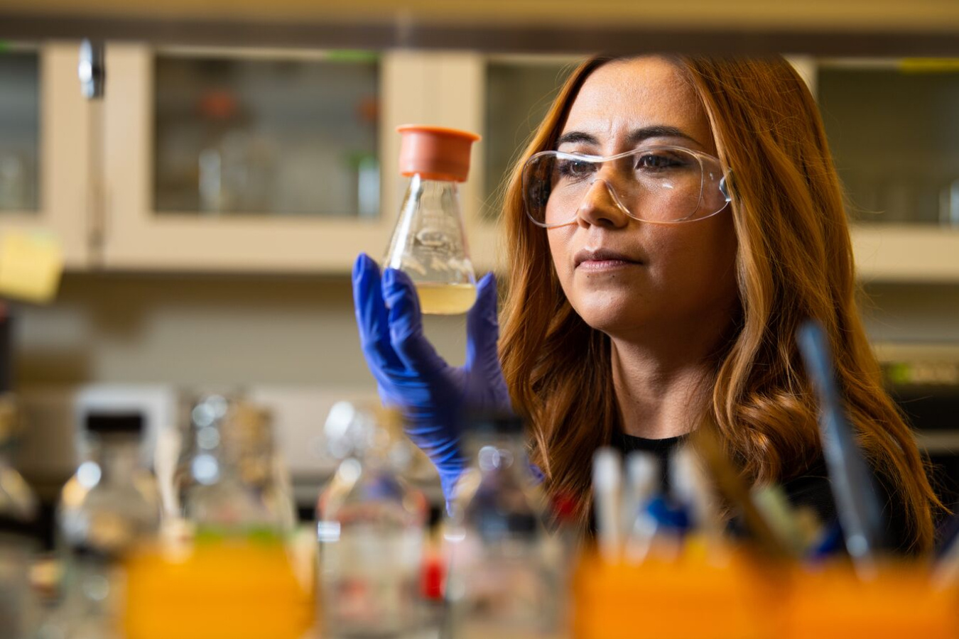 Ana Laura Robles in a lab