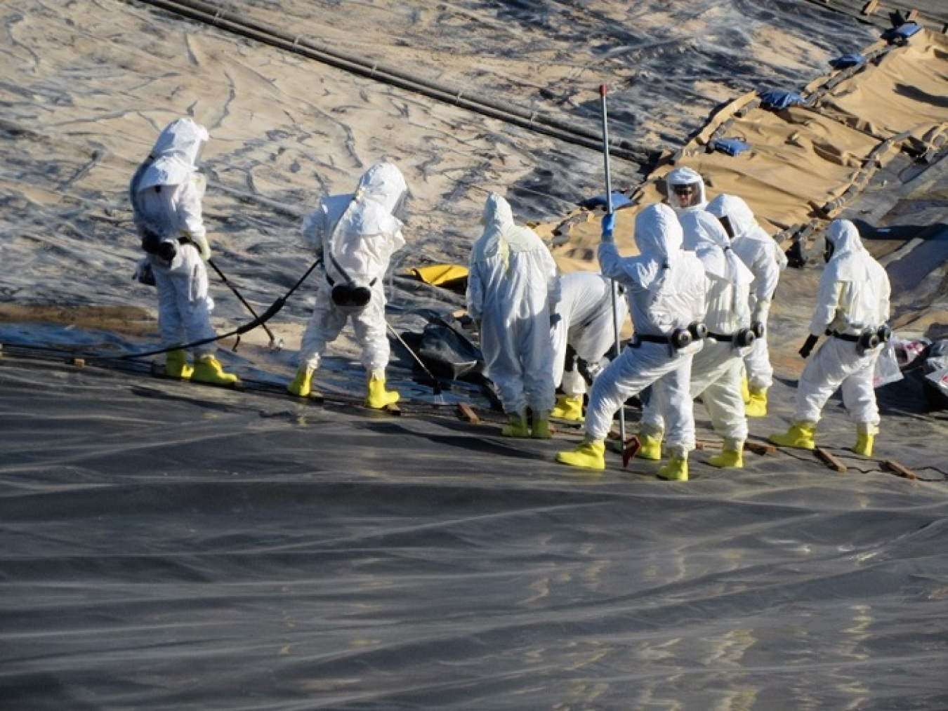 Washington River Protection Solutions’ award-winning physiological monitoring program protected employees from heat stress during record-setting temperatures on the Hanford Site, allowing workers to safely replace the contaminated cover of an 8-million-gallon wastewater storage basin while wearing protective clothing.