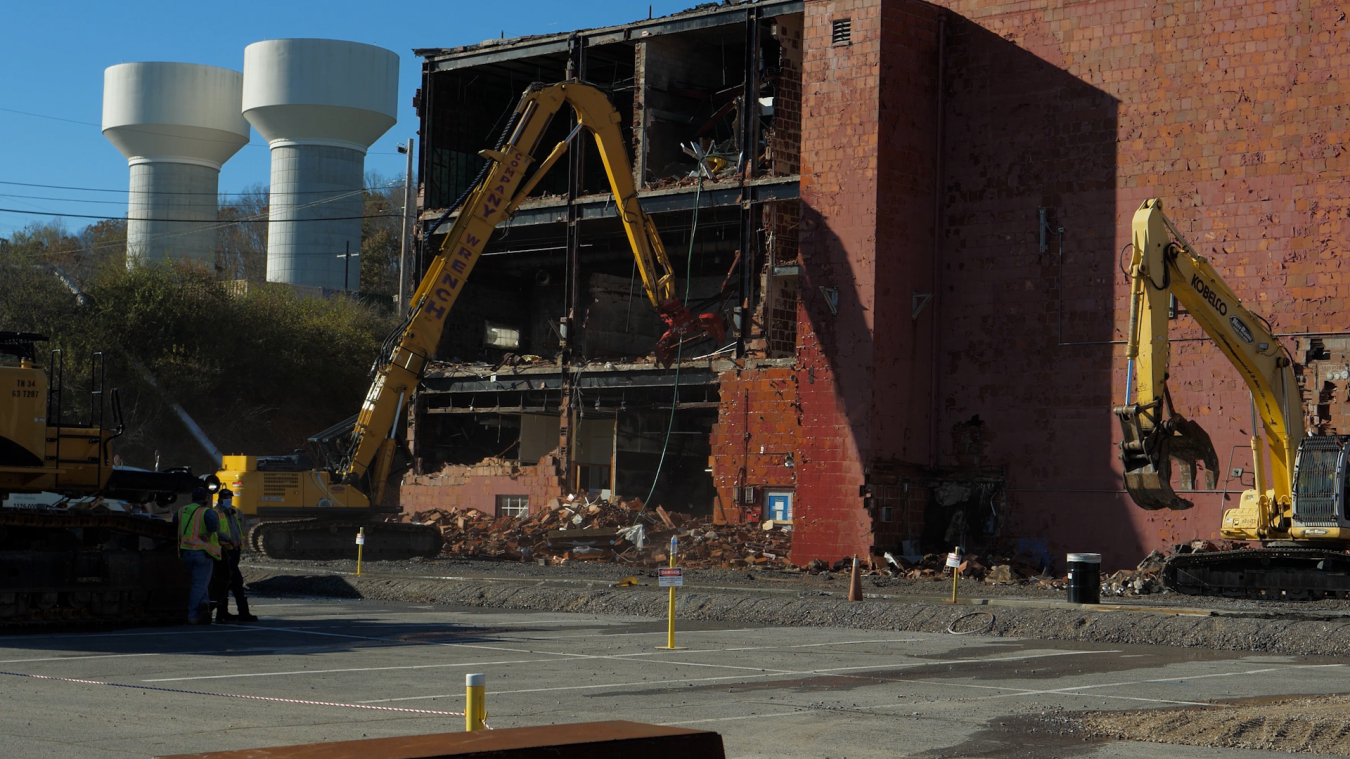 Crews demolish Building 9210 at the 1940’s-era Biology Complex at the Oak Ridge Site.