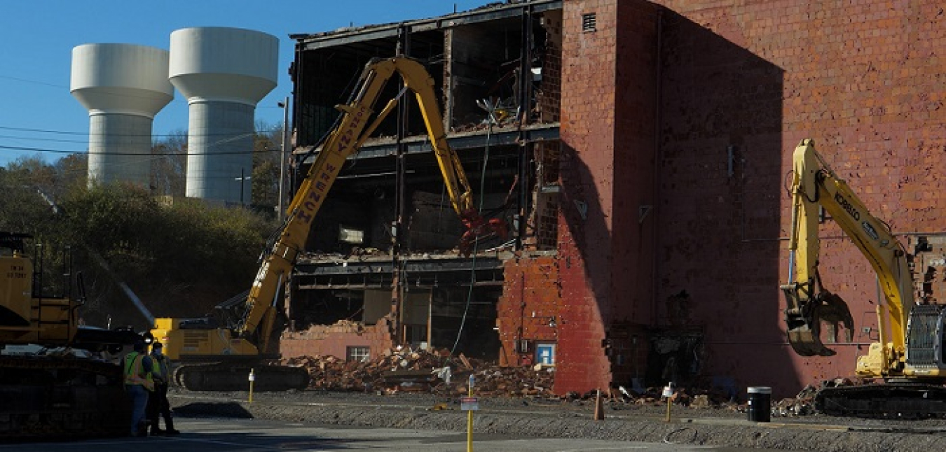 Crews demolish Building 9210 at the 1940s-era Biology Complex at Oak Ridge.