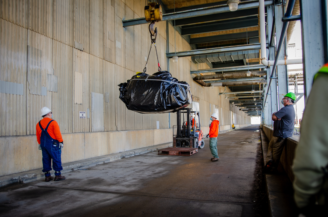 Paducah Site workers with Four Rivers Nuclear Partnership lower motors from the C-333 Process Building’s cell floor to a truck alley below in this 2021 photograph.