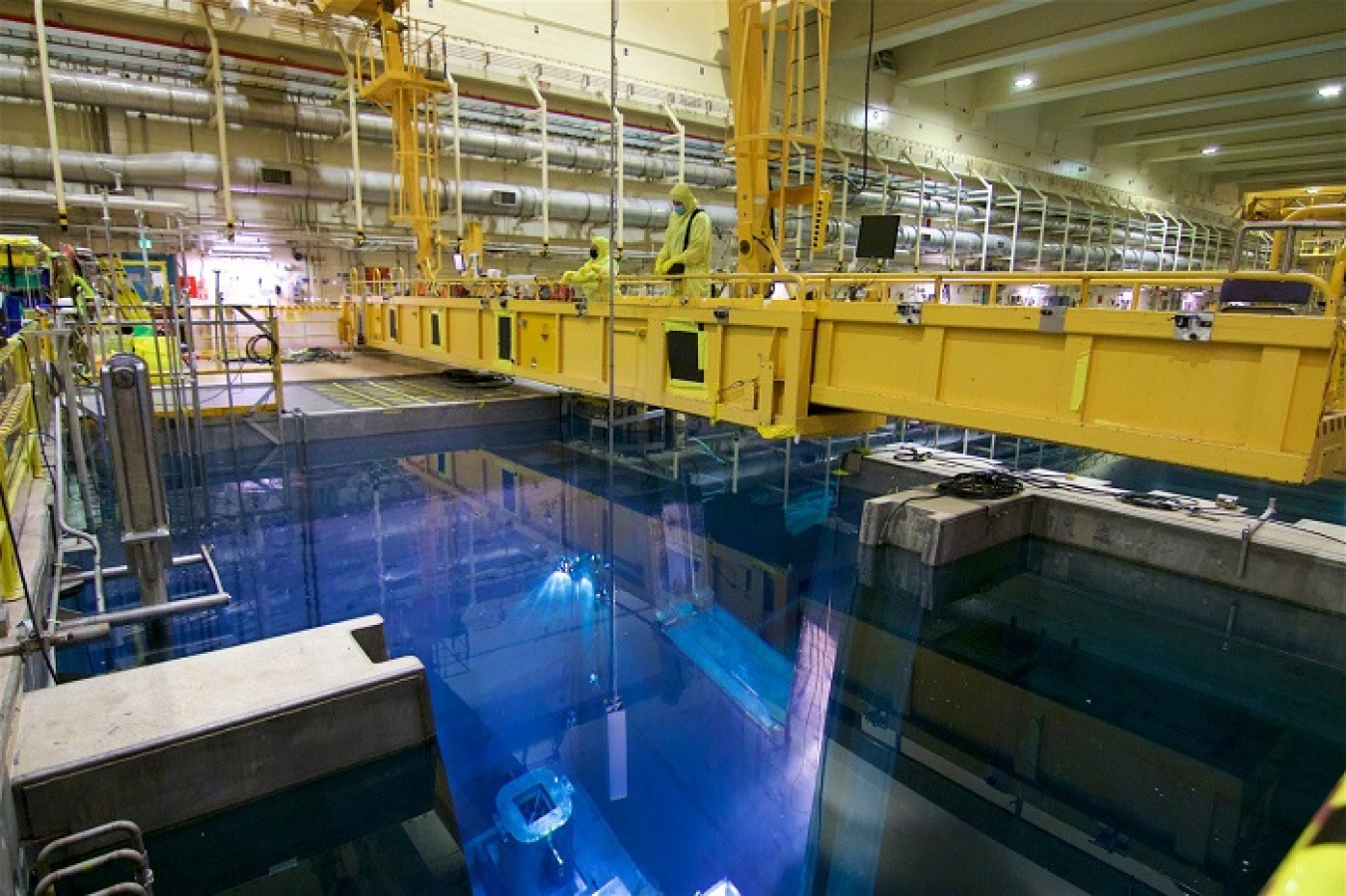 Spent nuclear fuel handlers move the last Advanced Test Reactor fuel to an awaiting cask in the Chemical Processing Plant-666 basin.