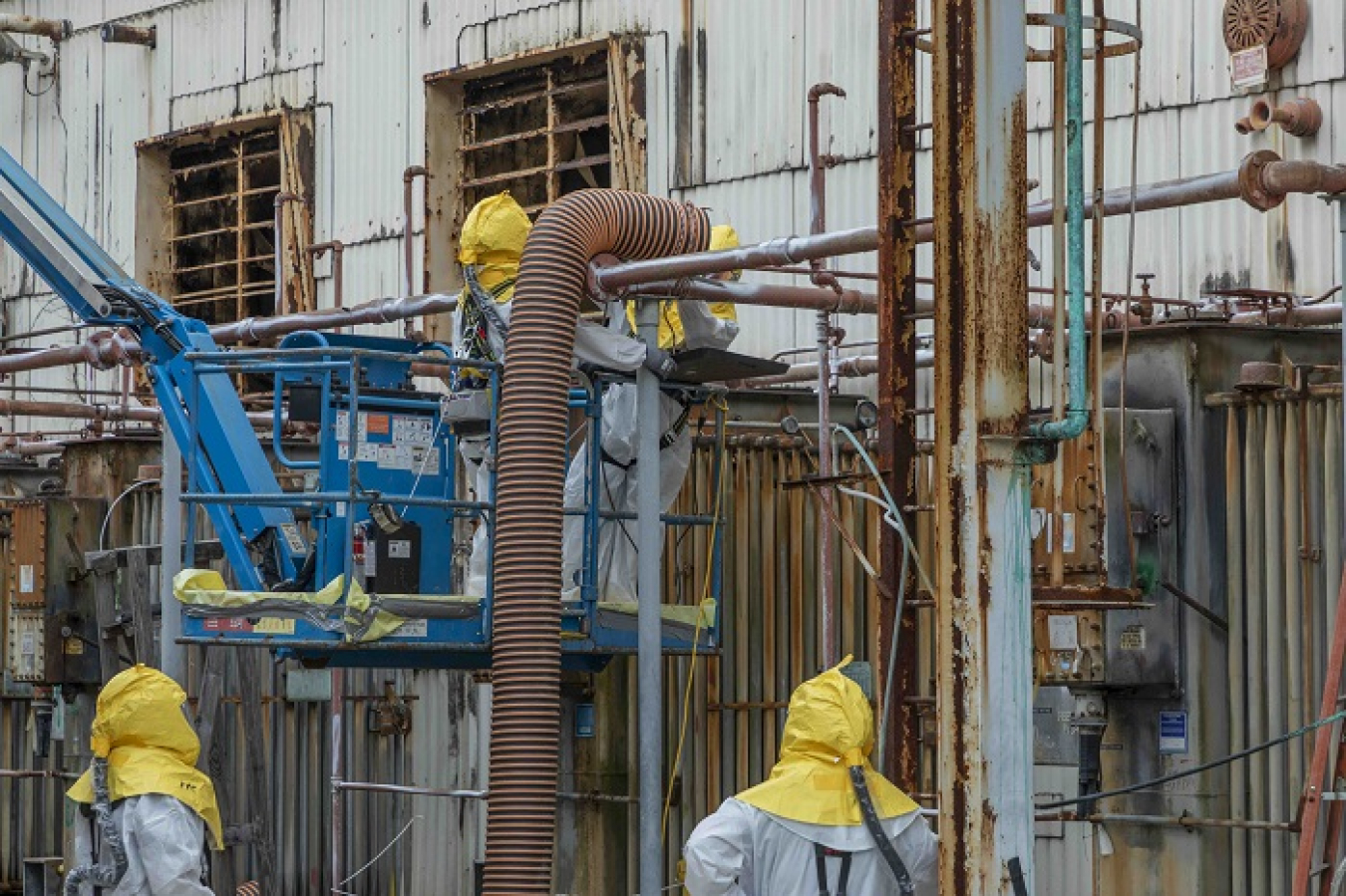 During an EM cleanup project, crews drained and deactivated 8,500 feet of piping of the East Column Exchange (COLEX) equipment at the Alpha-4 facility at the Y-12 National Security Complex. These efforts retrieved 2.3 tons of mercury and prevented a potential release into the environment.