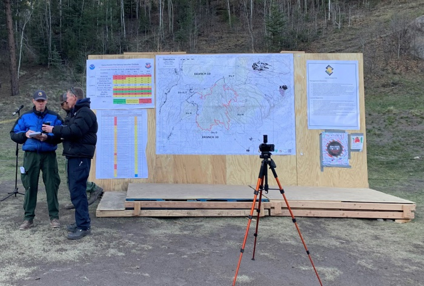 The Great Basin Incident Management Team’s Jim Schultz, left, planning section chief, and Rich Harvey, incident commander, prepare for the morning briefing to Great Basin Team 1. 