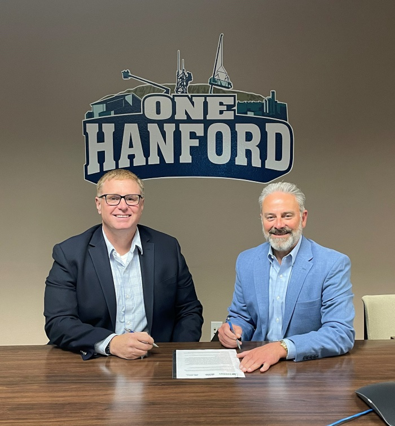 Hanford Site Deputy Manager Brian Stickney and Central Plateau Cleanup Company President John Eschenberg sign the Central Plateau Cleanup Contract Partnering Agreement.