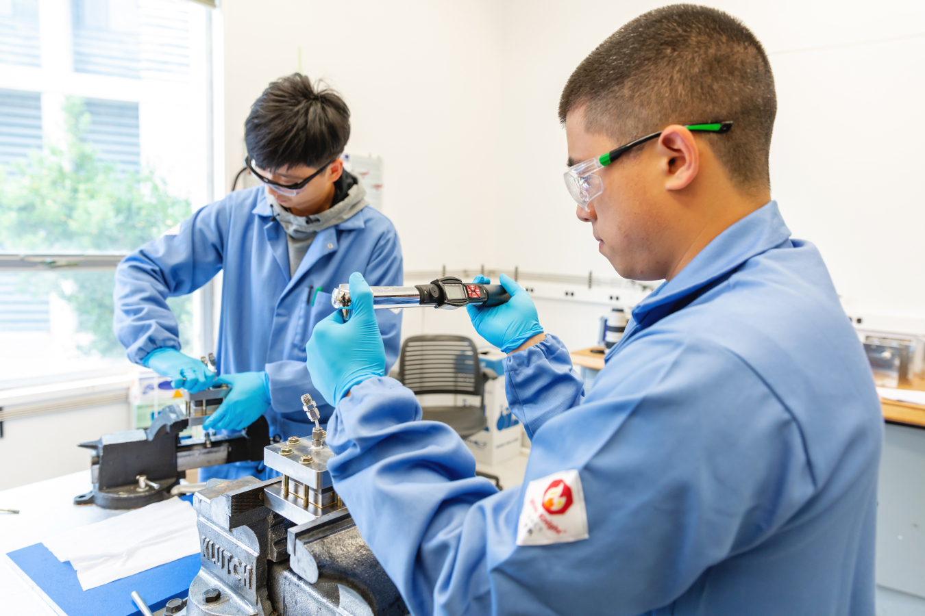 Twelve engineers assemble test cells with CO2 transformation catalysts