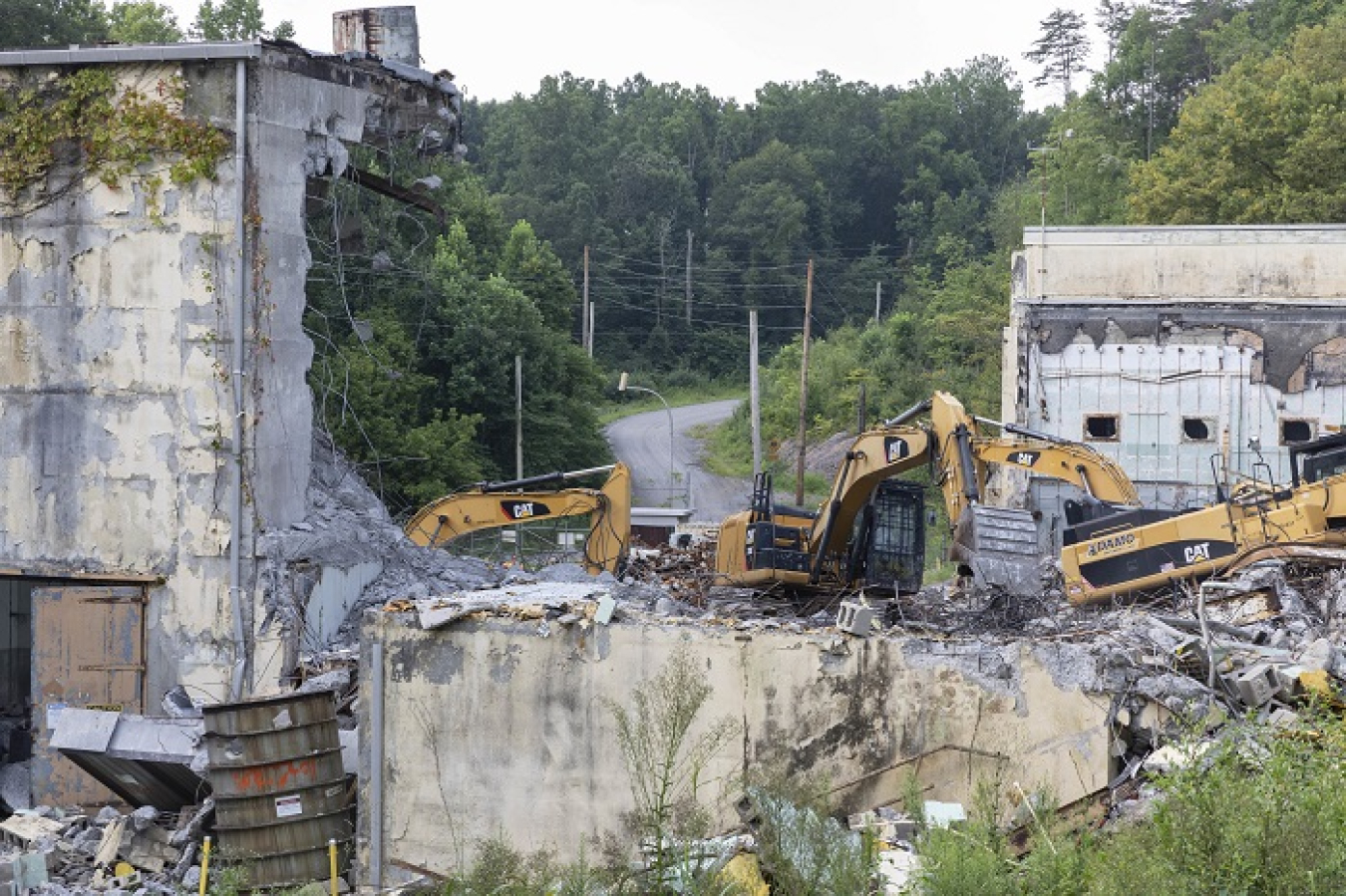 EM crews make progress tearing down the former Criticality Experiment Laboratory. The teardown began this past summer after months of deactivation activities.