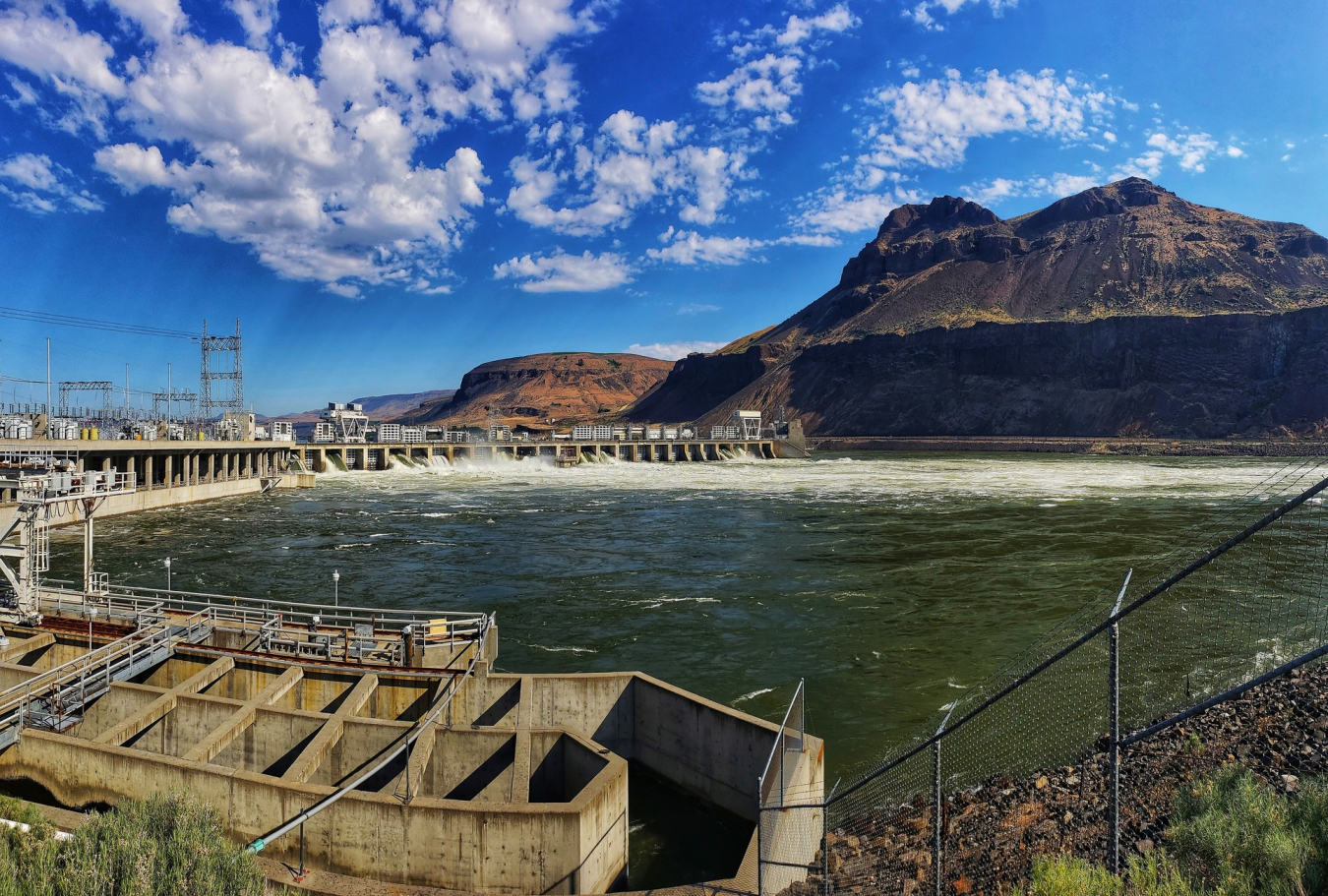 A dam as viewed from the side of the river.