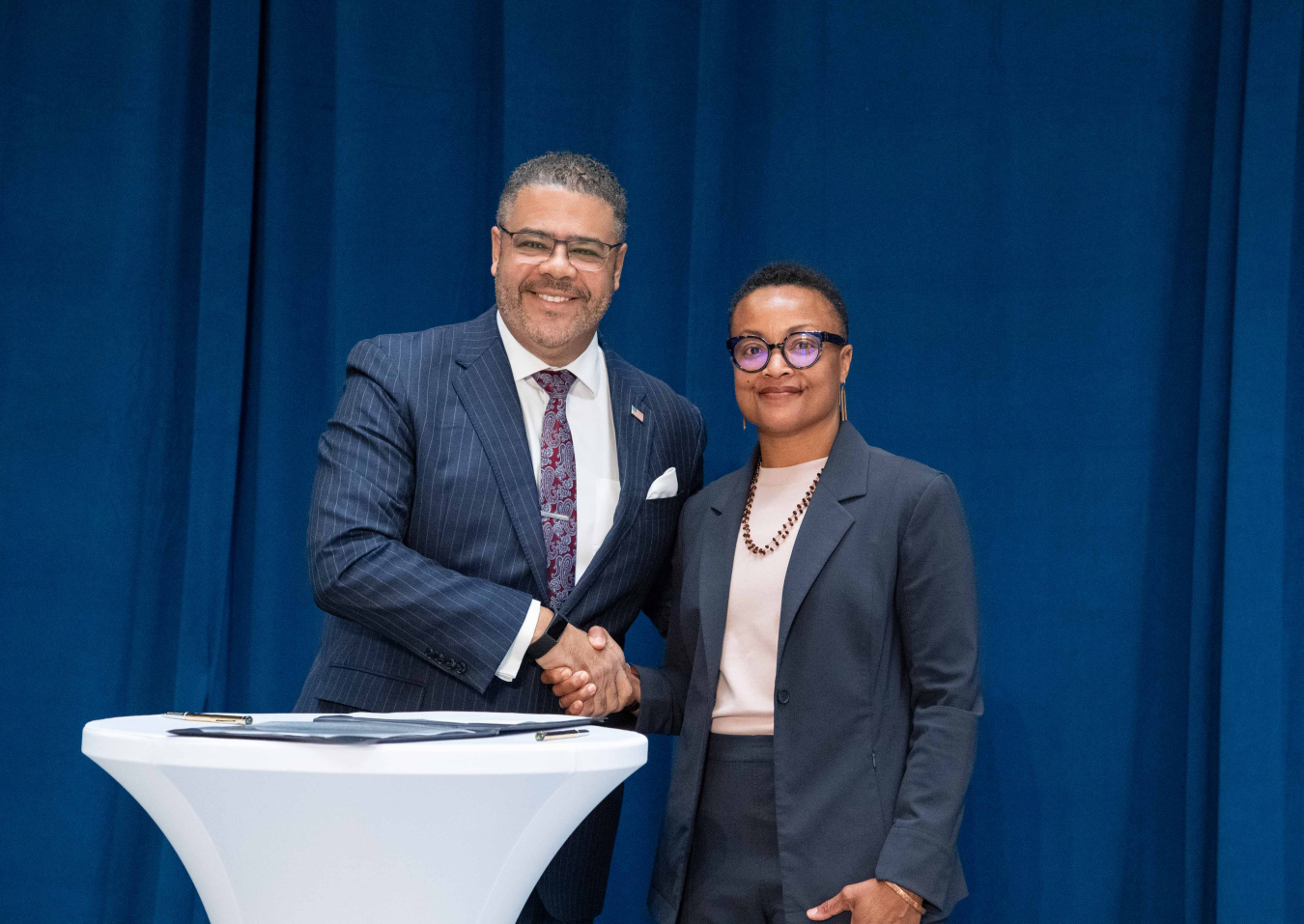 Office of Economic Impact and Diversity’s Director Shalanda Baker and U.S. Department of Commerce’s Undersecretary Donald R. Cravins, Jr. signs Memorandum of Understanding (MOU).