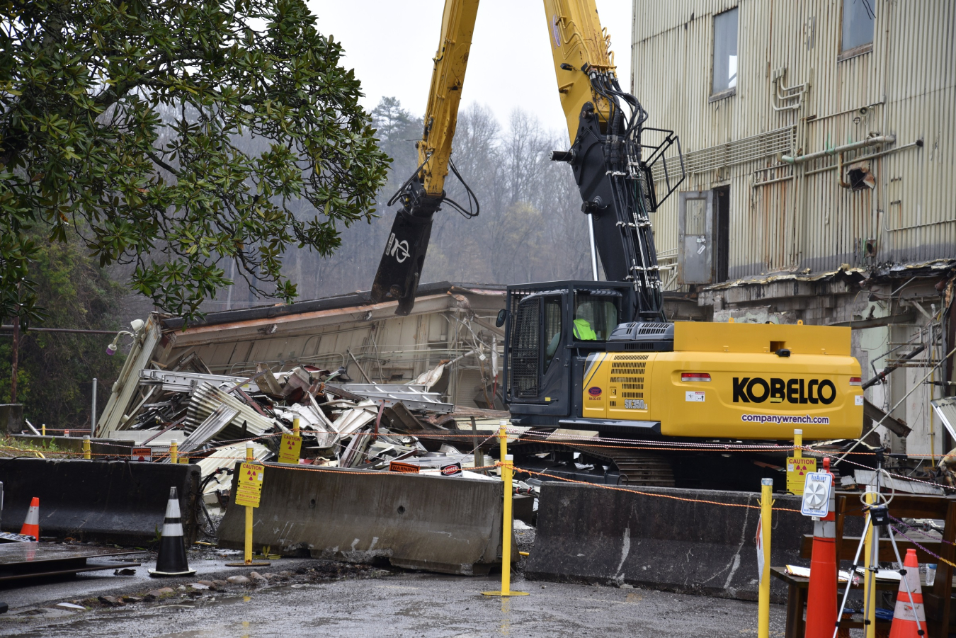 Oak Ridge Office of Environmental Management workers have begun tearing down support structures of the Low Intensity Test Reactor at Oak Ridge National Laboratory. 