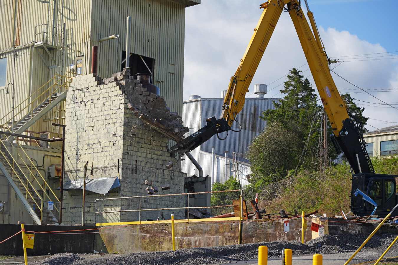 Crews have started demolishing ancillary structures attached to the Low Intensity Test Reactor at the Oak Ridge National Laboratory. The project is an EM 2023 priority.