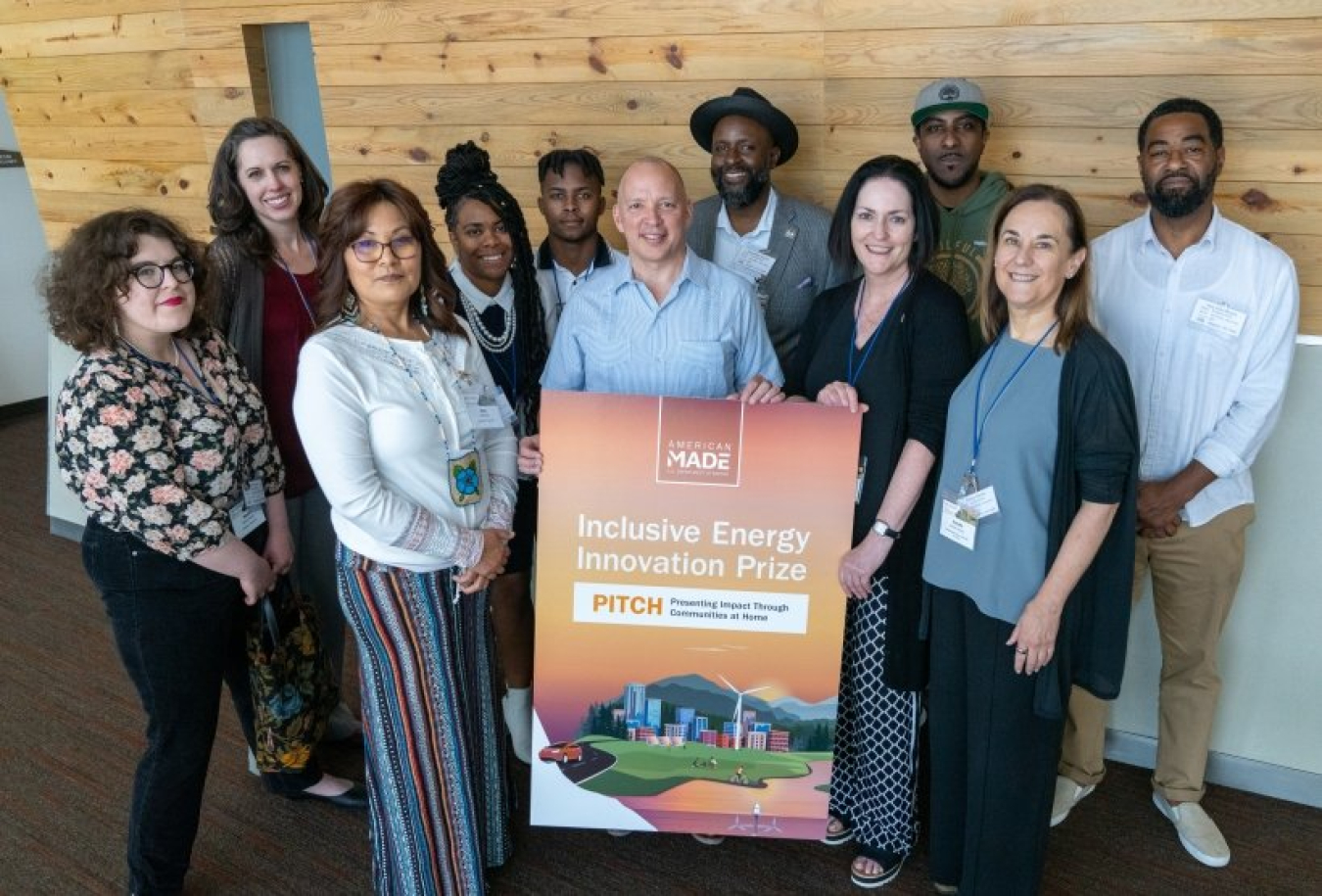 Los seis equipos ganadores celebran el final del evento del Premio a la Innovación en Energía Inclusiva en el Laboratorio Nacional de Energía Renovable en Golden, Colorado.