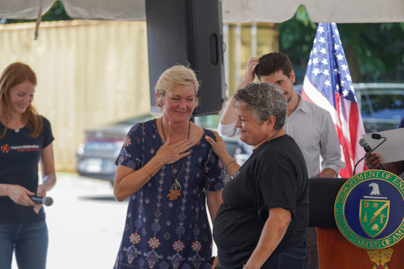 La Secretaria Granholm durante una conversación comunitaria en Loíza.
