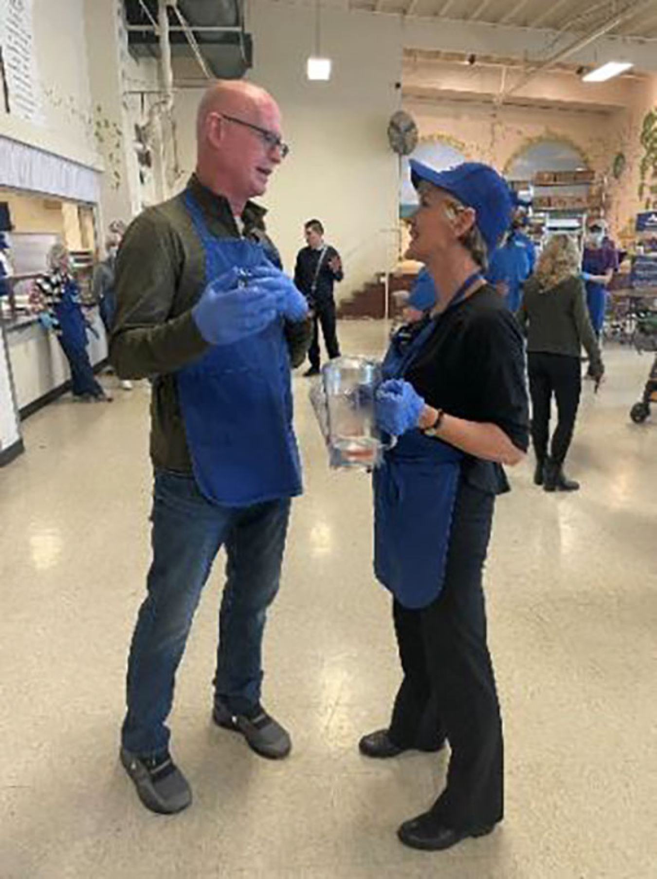 Secretary Granholm engages a volunteer at Martha’s Kitchen.