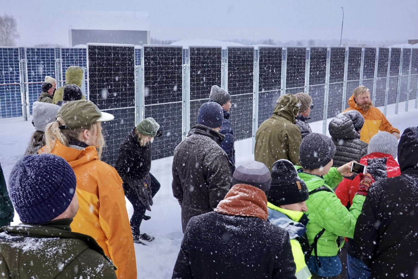The group spent a snowy day visiting two solar plants – a 100 kW vertical bifacial PV pilot plant installed by Sunna Group and a fixed-tilt PV plant owned and operated by Luleå Energy.