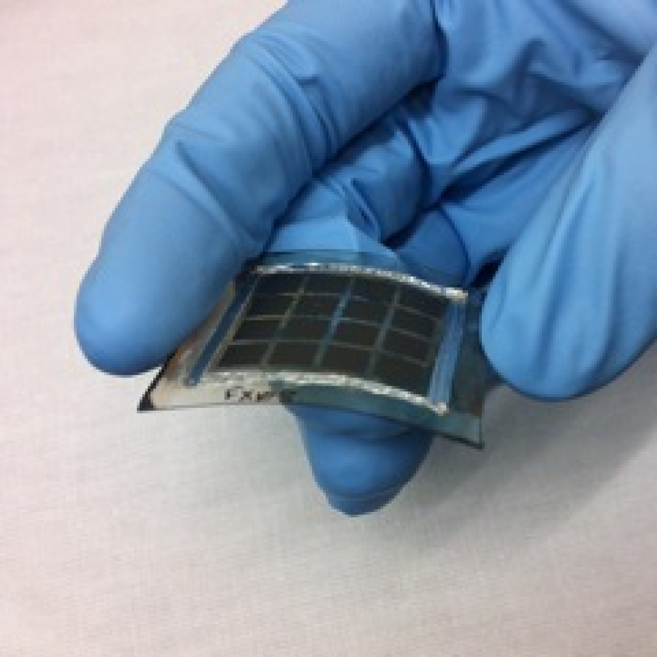 Flexible CdTe solar cells on ultrathin glass