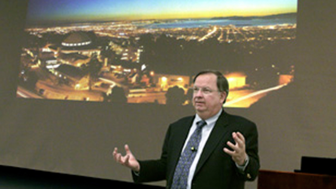 Chuck Shank presenting his "Vision 2010" plan during his annual address to employees at Berkeley Lab.