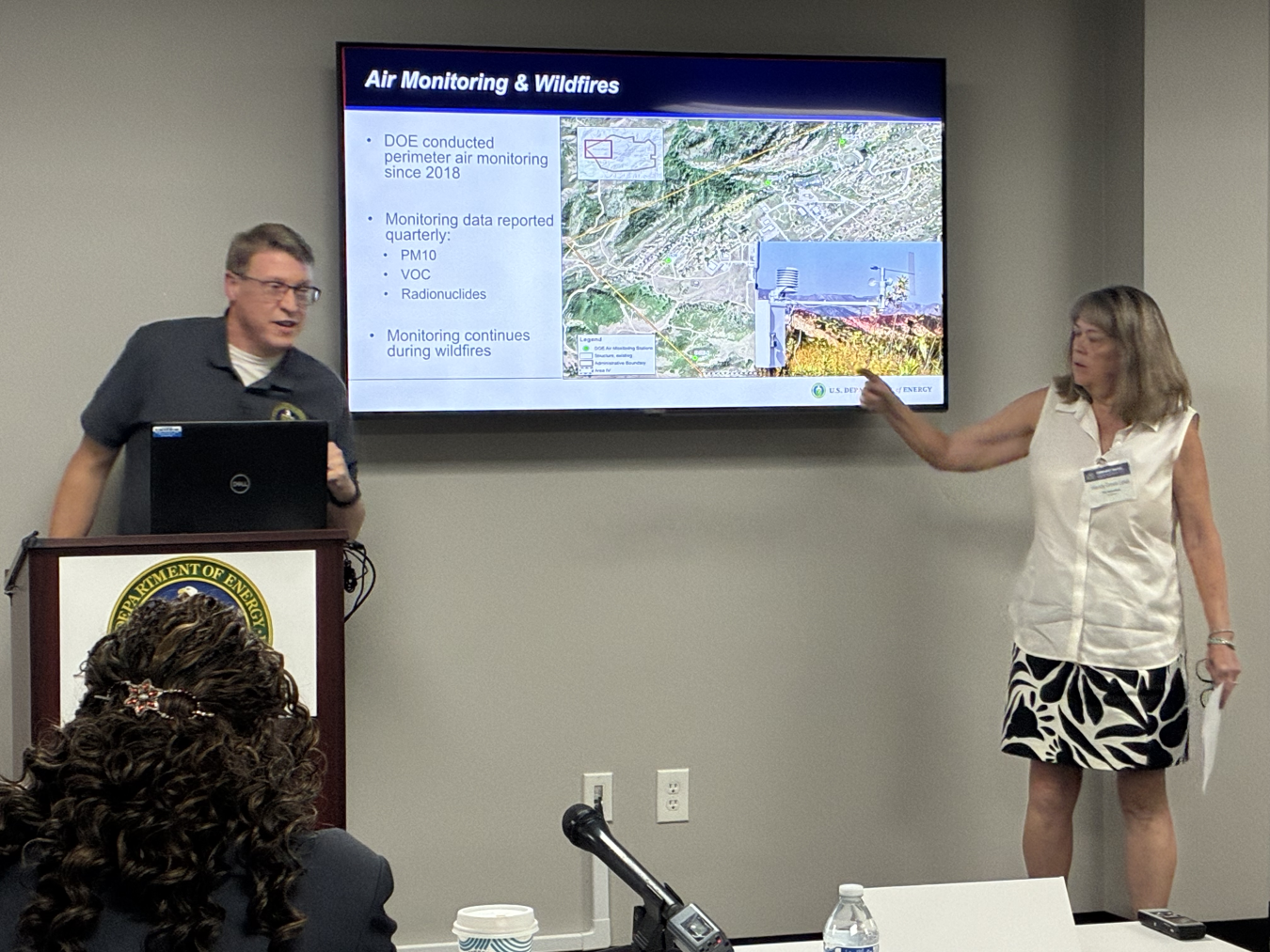 Josh Mengers presents at CNNECT meeting and Wendy Lowe points to air monitoring map