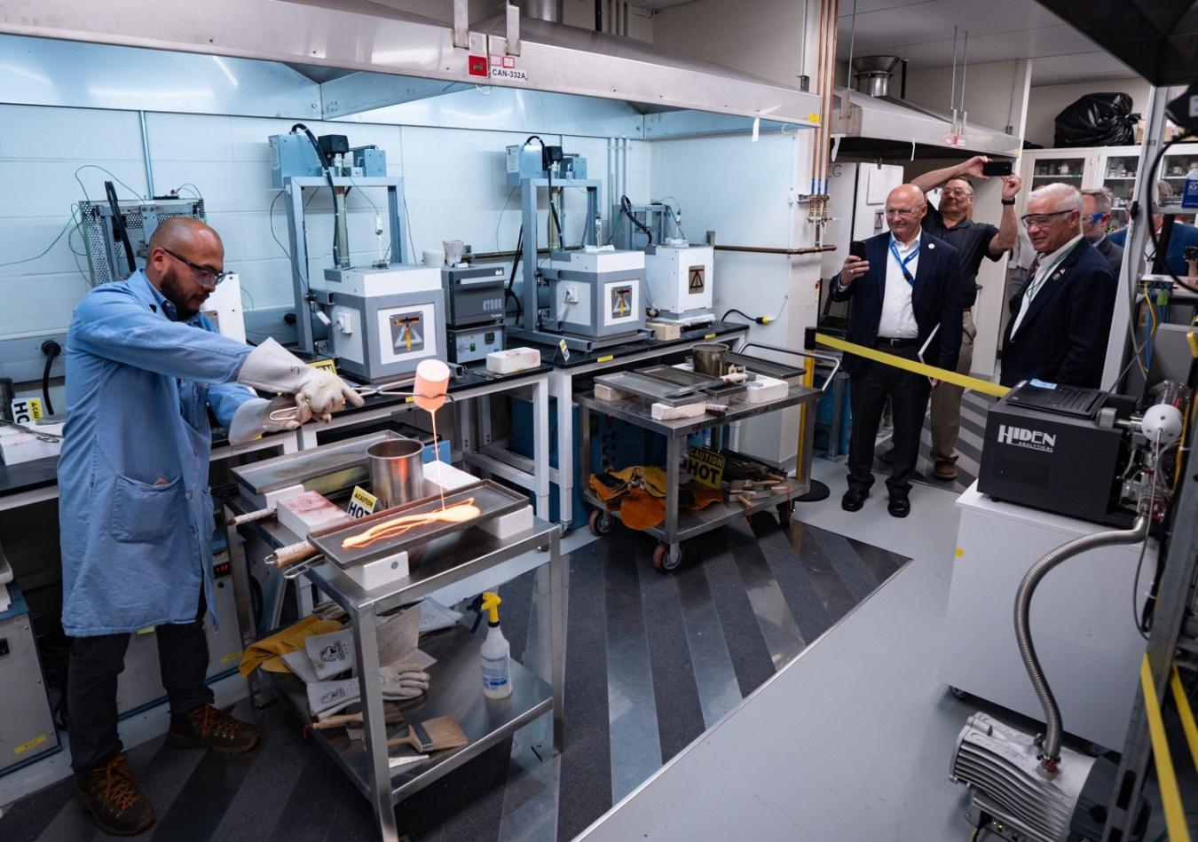 A group of DOE leadership tour the Pacific Northwest National Laboratory 