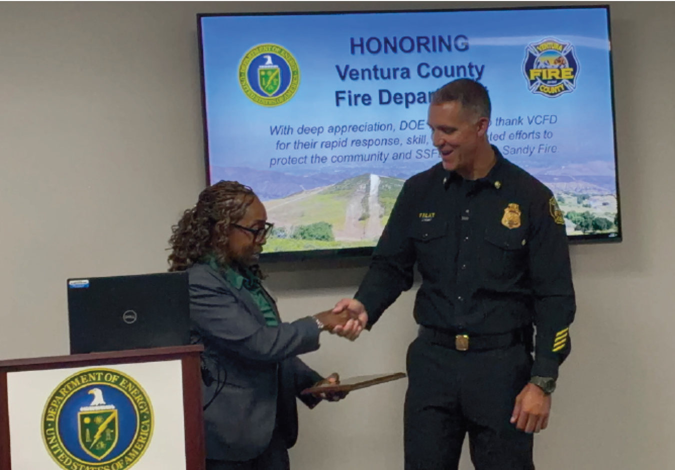 DOE's EMCBC Acting Director Melody Bell shakes hands with Ventura County Fire Chief Matt Falat during award presentation