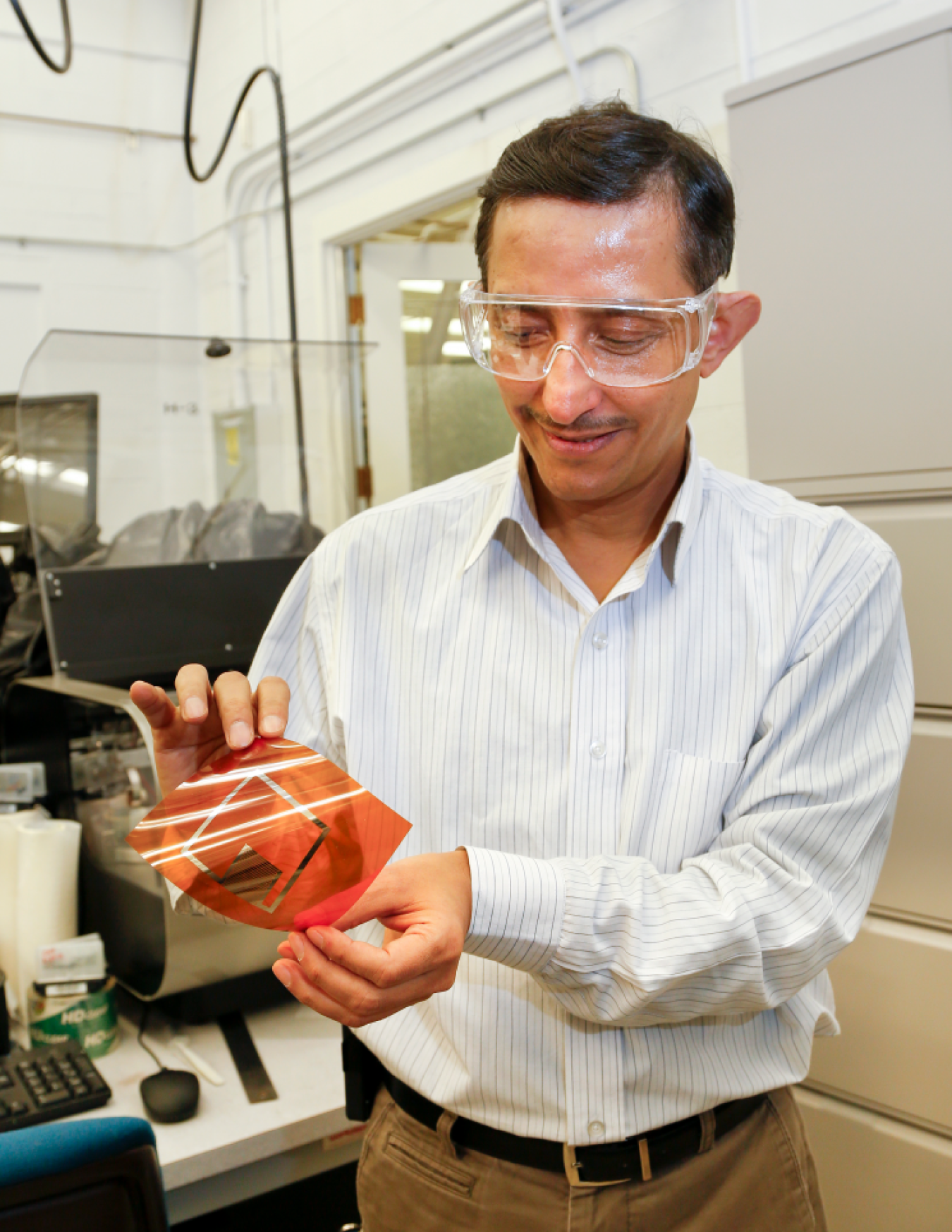 ORNL’s Pooran Joshi shows how the process enables electronics components to be printed on flexible plastic substrates.