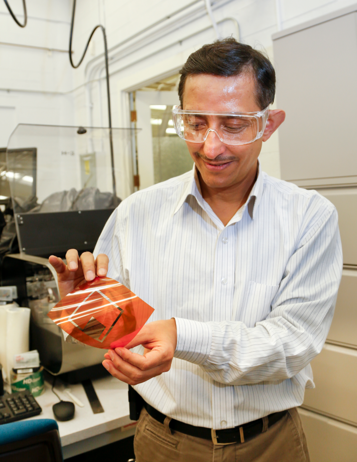 ORNL’s Pooran Joshi shows how the process enables electronics components to be printed on flexible plastic substrates. 