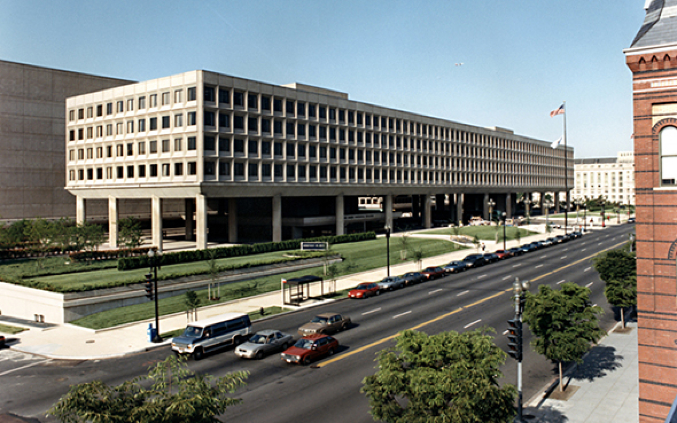 Photo of DOE Forrestal building taken from down Independence Avenue. 