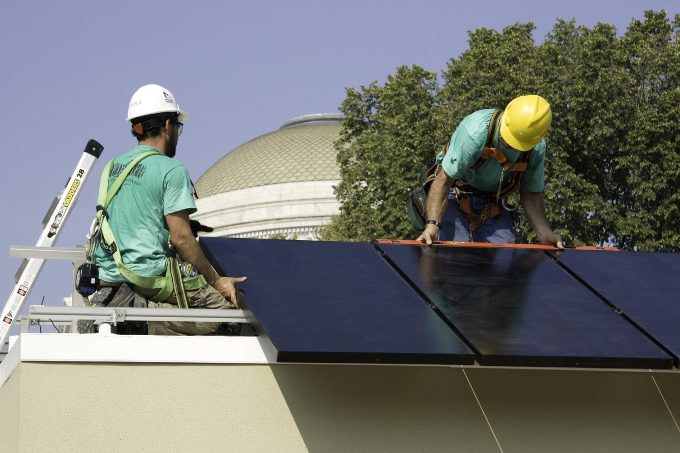 photo_pv_residential_solardecathlon_install_2007_high.jpg