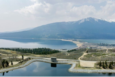 Aerial view of the Mount Elbert pumped storage hydropower facility in Lake County, Colorado, on the shore of Twin Lakes with mountains in the background.