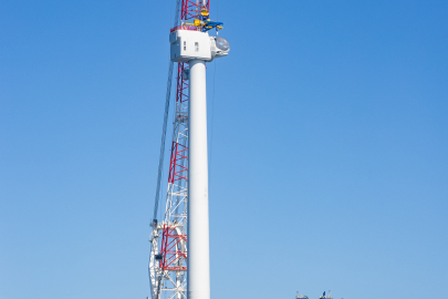 Offshore wind turbine in deep water