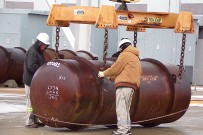PORTS_011526_Connecting a DUF6 feed cylinder to a crane.JPG