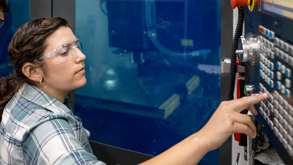 Emma Betters, a machining researcher at ORNL, is part of the MDF’s moonshot initiative to design a new process for building machine tools in the U.S., utilizing 3D printing and concrete. 