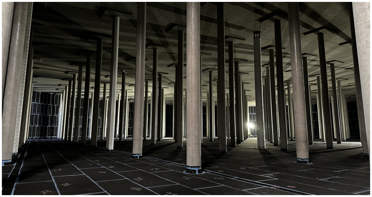 A large room with lots of columns throughout 