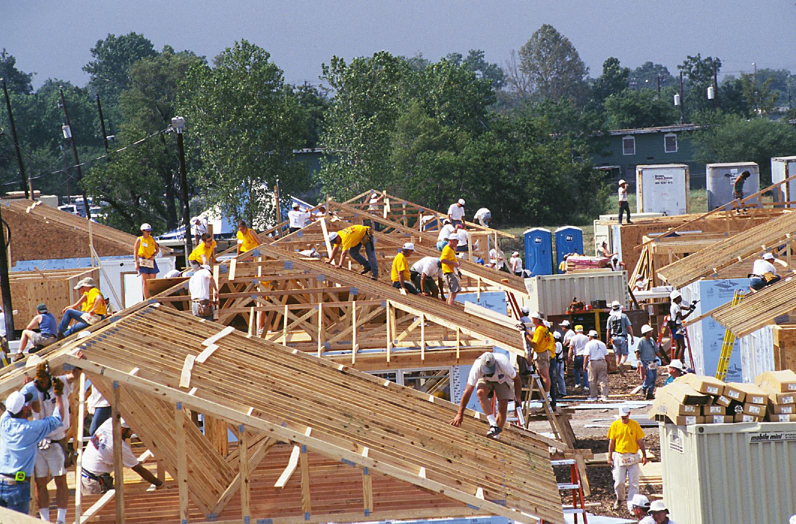 Building America teamed with the Troup Chambers Habitat for Humanity and 1,000 volunteers to build 19 ENERGY STAR homes in one a week during the 2003 Jimmy Carter Work Project in LaGrange, Georgia. Photo of people building ENERGY STAR homes.