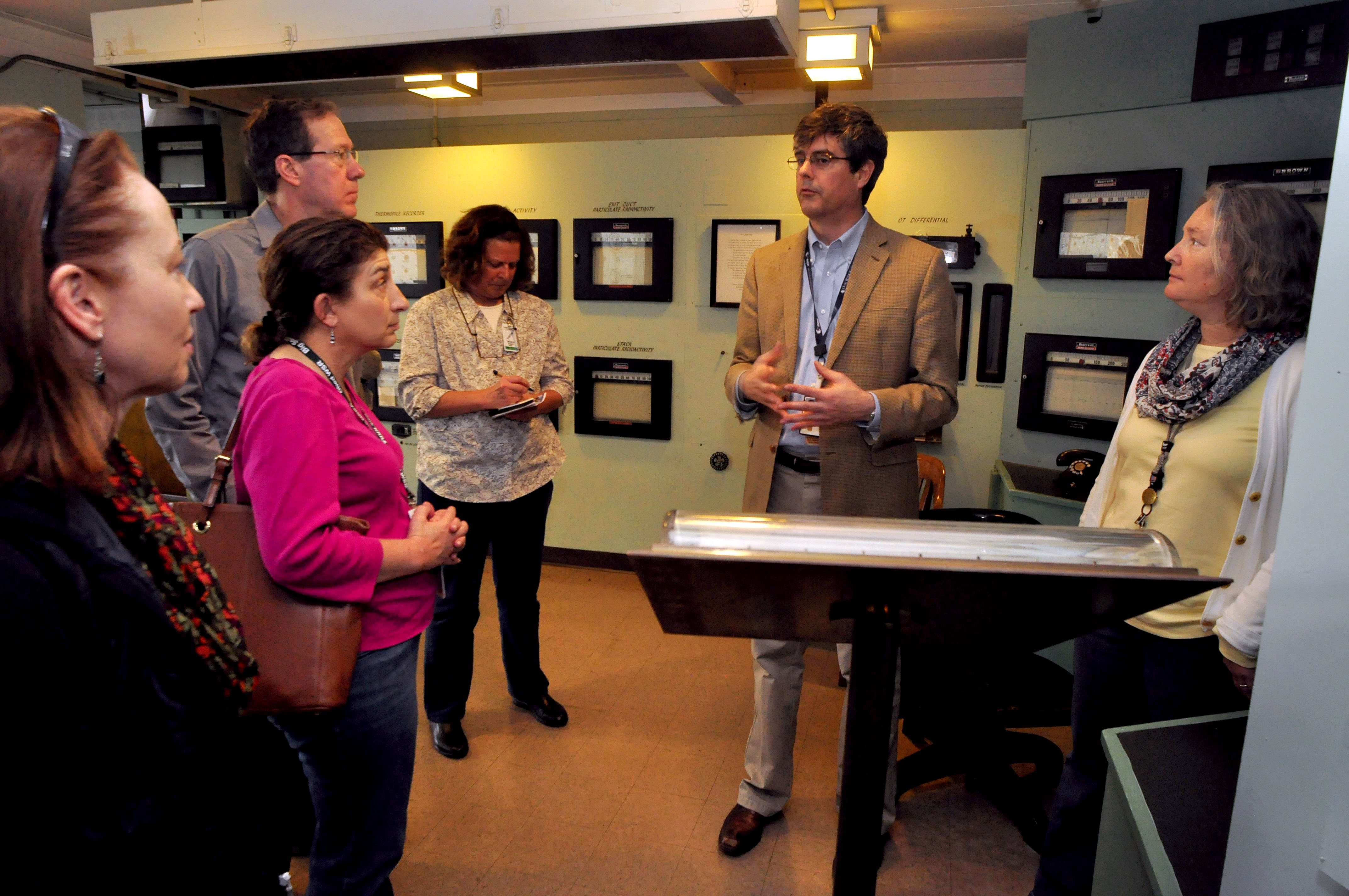 ORNL Director Mason talks to the team in the X-10 control room ORNL Director Mason talks to the team in the X-10 control room