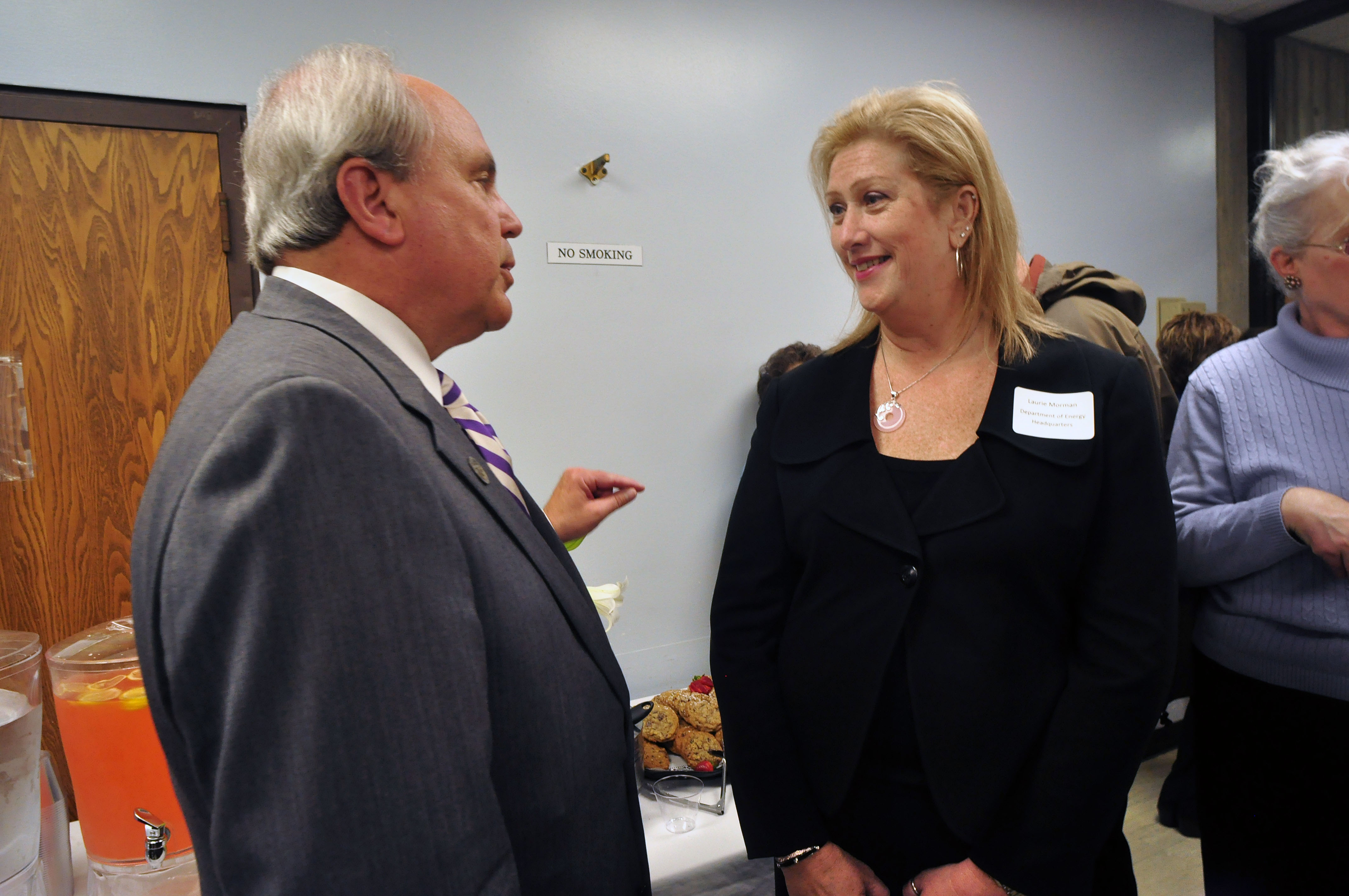 Oak Ridge Mayor Warren Gooch talks with DOE's Laurie Morman Oak Ridge Mayor Warren Gooch talks with DOE's Laurie Morman