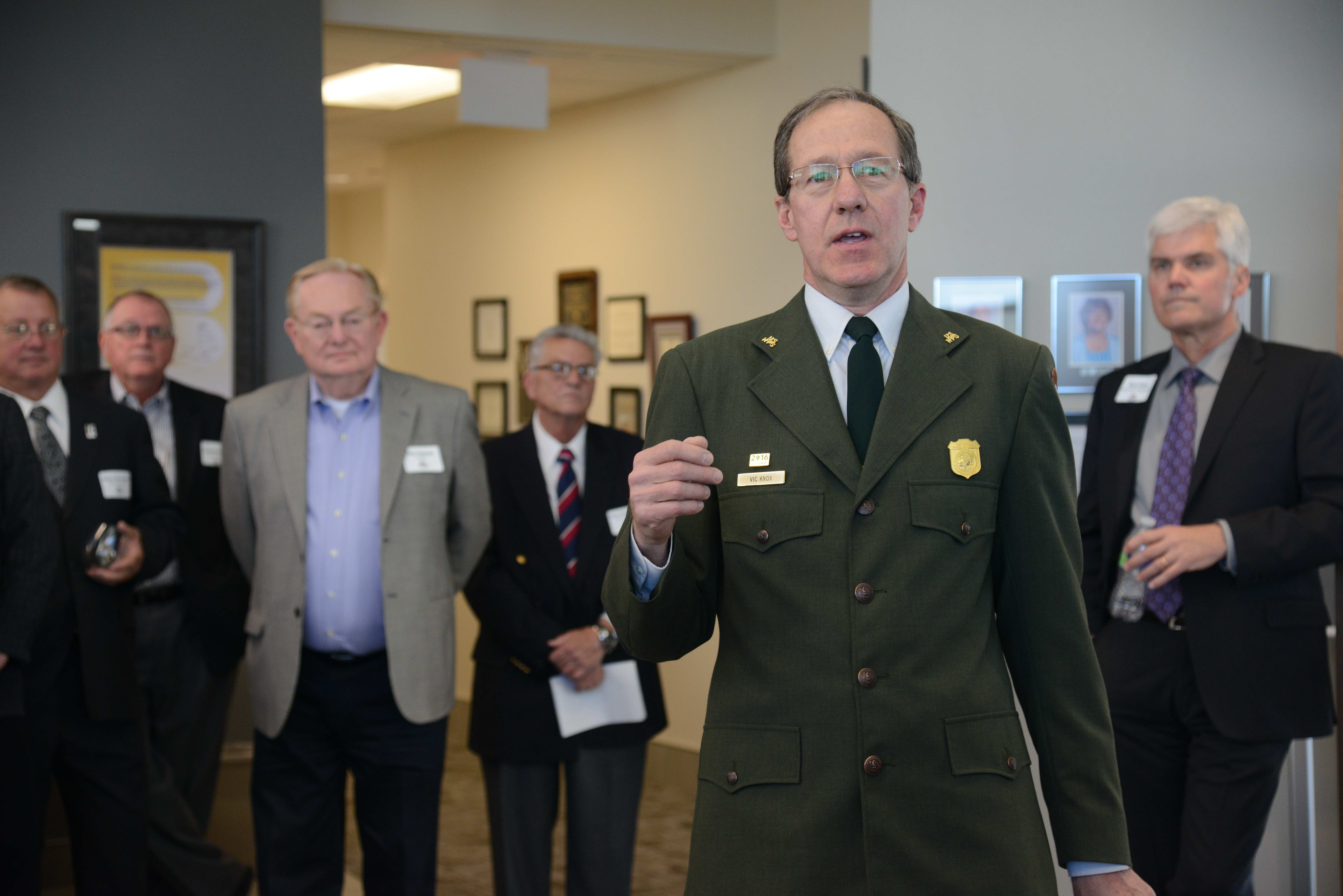 NPS’s Vic Knox discusses the park with community leaders NPS’s Vic Knox discusses the park with community leaders