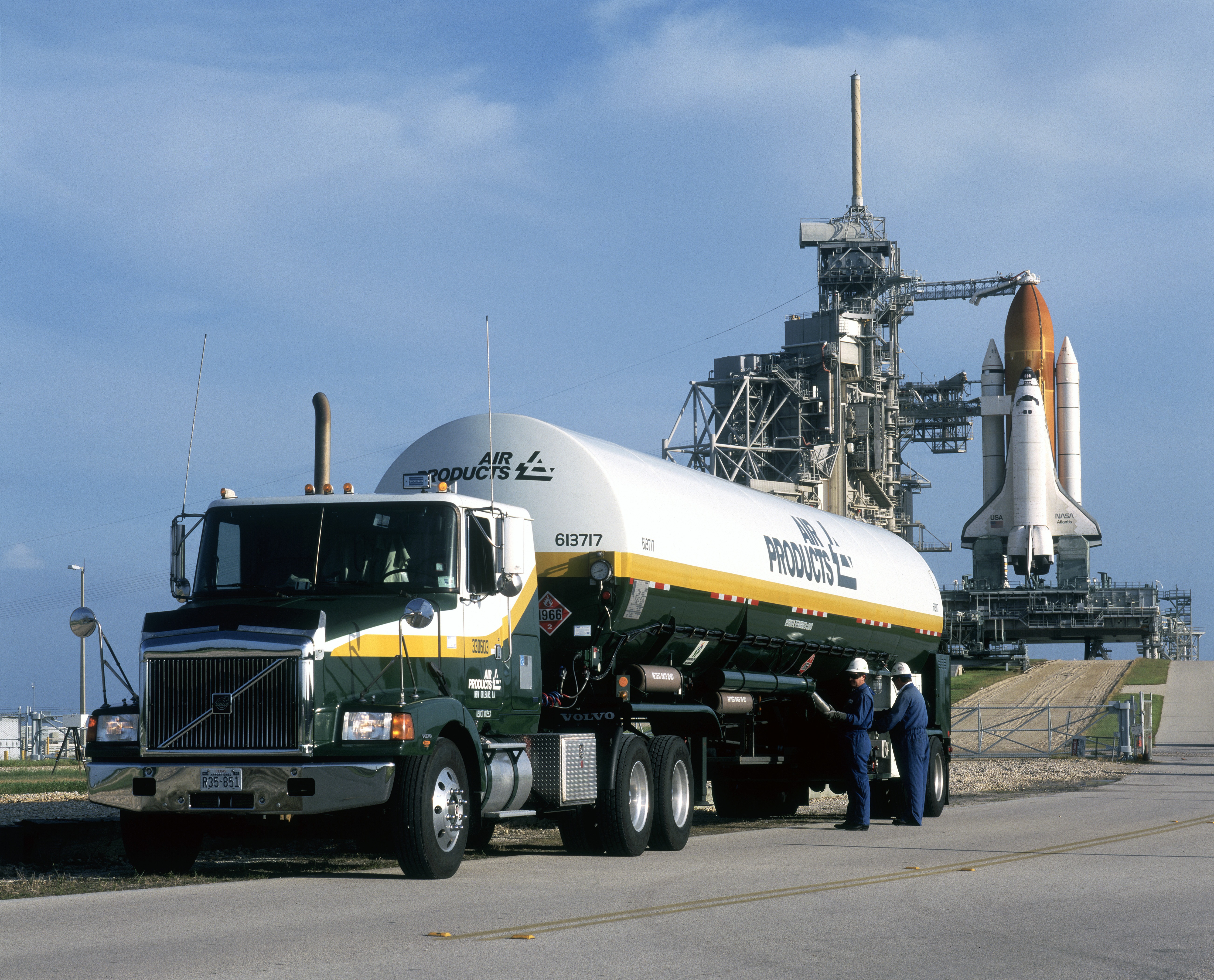 Liquid hydrogen tanker. Photo from Air Products Photo of a liquid hydrogen tanker