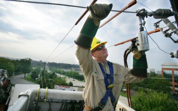 Maintaining the Chattanooga EPB electricity grid (courtesy Chattanooga EPB). Maintaining the Chattanooga EPB electricity grid (courtesy Chattanooga EPB).