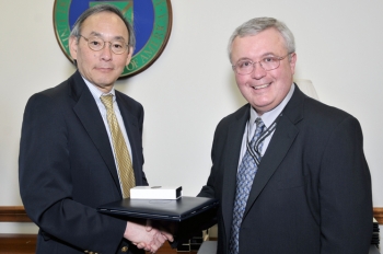 Secretary Chu hands a Secretarial Achievement Awards to Louis Sadler, who negotiating an agreement to allow a private company to construct and operate solar panels at Brookhaven National Laboratory. The solar array supplies electricity for Long Island while helping the lab achieve its sustainability goals. | Energy Department Photo Secretary Chu hands a Secretarial Achievement Awards to Louis Sadler, who negotiating an agreement to allow a private company to construct and operate solar panels at Brookhaven National Laboratory. The solar array supplies electricity for Long Island while helping the lab achieve its sustainability goals. | Energy Department Photo