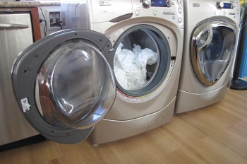 Simply changing settings on your washer and dryer can save energy and money. | Photo courtesy of Bethany Sparn, NREL 25545 Simply changing settings on your washer and dryer can save energy and money. | Photo courtesy of Bethany Sparn, NREL 25545