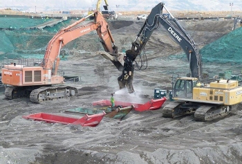 Crews process some of the roughly 1,700 drums of waste that have been processed at the 618-10 Burial Ground. Crews process some of the roughly 1,700 drums of waste that have been processed at the 618-10 Burial Ground.
