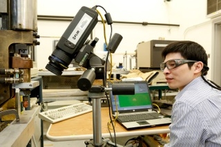 ORNL researcher Jian Chen works with the prototype weld inspection system licensed by Tennessee-based APLAIR Manufacturing Systems. ORNL researcher Jian Chen works with the prototype weld inspection system licensed by Tennessee-based APLAIR Manufacturing Systems.