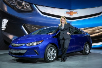 Pamela Fletcher, GM Executive Chief Engineer for Electrified Vehicles, poses with the 2016 Chevrolet Volt at the 2015 North American International Auto Show | Photo Courtesy of General Motors, Steve Fecht. Pamela Fletcher, GM Executive Chief Engineer for Electrified Vehicles, poses with the 2016 Chevrolet Volt at the 2015 North American International Auto Show | Photo Courtesy of General Motors, Steve Fecht.