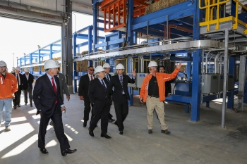 Secretary Moniz (center) tours the Abengoa Biorefinery in Hugoton, Kansas.| Photo Courtesy of Abengoa. Secretary Moniz (center) tours the Abengoa Biorefinery in Hugoton, Kansas.| Photo Courtesy of Abengoa.