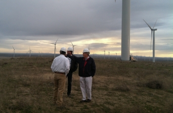 The Deputy Secretary tours Oregonâs Caithness Shepherds Flat wind farm, which is able to create up to 845 megawatts of emission-free wind power (enough electricity to power nearly 260,000 homes). The Deputy Secretary tours Oregonâs Caithness Shepherds Flat wind farm, which is able to create up to 845 megawatts of emission-free wind power (enough electricity to power nearly 260,000 homes).