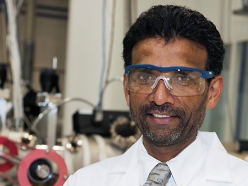 Dr. Siva Sivananthan at the Sivananthan Laboratories in Bolingbrook, Illinois. | Photo courtesy of Megan Strand, UIC Dr. Siva Sivananthan at the Sivananthan Laboratories in Bolingbrook, Illinois. | Photo courtesy of Megan Strand, UIC
