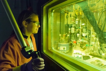 An Argonne National Laboratory chemist works to improve the molybdenum-99 (Mo-99) purification process. Mo-99 is an important medical radioisotope. The molybdenum-99 (Mo-99) purification process