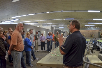 Paducah Site visitors get an up-close look at the C-300 Buildingâs main control room.