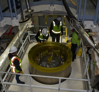 Workers with EM Richland Operations Office cleanup contractor CH2M Hill Plateau Remediation Company install a sludge storage treatment container to transport sludge from the 100-K Area to the center of the Hanford Site.